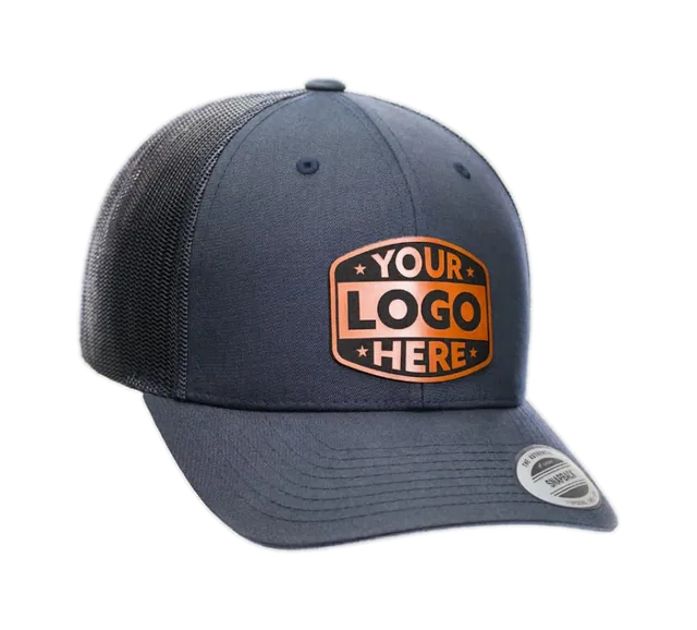 Mörk DeafLab-trucker med lädarpatch där din egen logotyp placeras